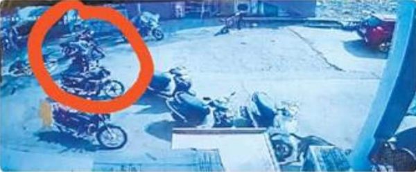 जमीन रजिस्ट्री के लिए बैंक से निकाले दो लाख, बाइक की डिक्की से पार