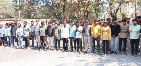 कांबिंग गस्त में संदिग्धों के साथ 67 फरार वारंटी गिरफ्तार