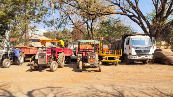 चूना पत्थर-रेत का अवैध परिवहन, 6 हाइवा व 8 ट्रैक्टर-ट्रॉली जब्त