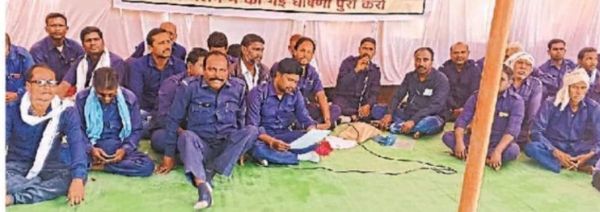 नियमित कर्मचारी का दर्जा व जमीन का मालिकाना हक देने कोटवारों का प्रदर्शन