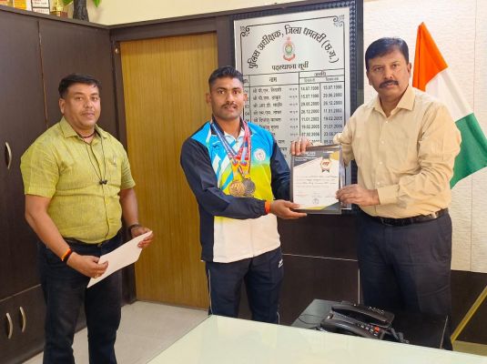 पॉवर व वेटलिफ्टिंग में आरक्षक सितलेश को गोल्ड-सिल्वर, एसपी ने किया सम्मानित