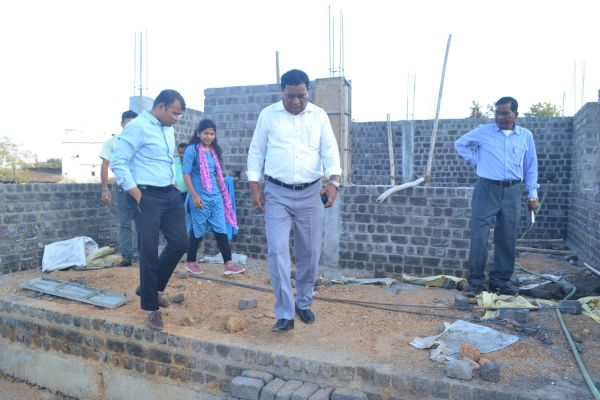 कलेक्टर ने निर्माण कार्य में देरी पर जताई नाराजगी