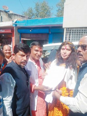 सांसद सरोज को सौंपा ज्ञापन