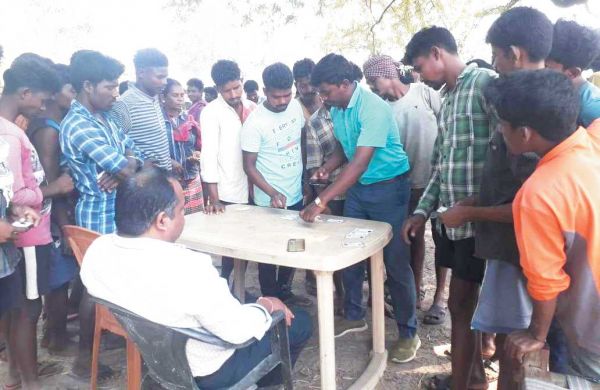 मनरेगा का भुगतान आधार से करवाने उमड़ रहे मजदूर
