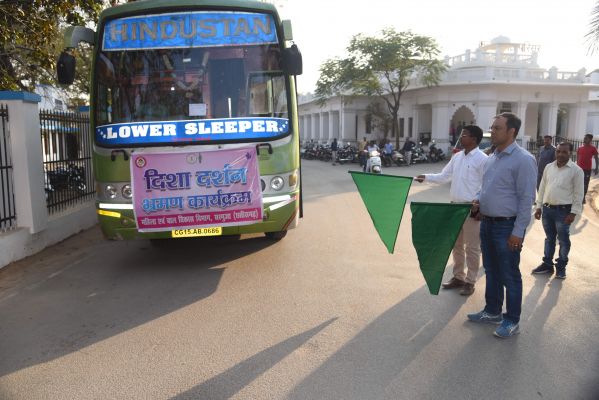 कलेक्टर ने दिशा दर्शन बस को हरी झंडी दिखाकर किया रवाना