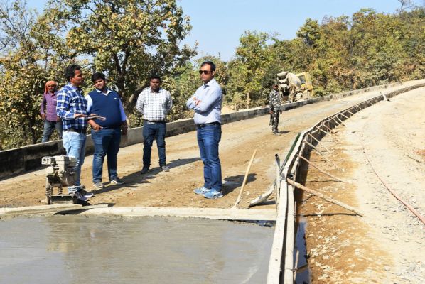 मजदूरों की संख्या व काम के घंटे बढ़ाकर तेजी से काम पूरा कराने के निर्देश