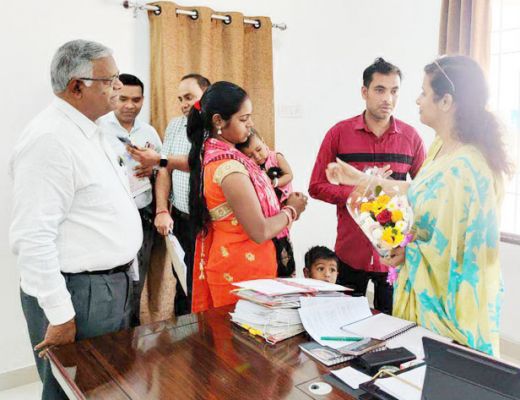 चिरायु योजना से लाभान्वित नन्हीं आरूषि के माता-पिता ने कलेक्टर  को धन्यवाद दिया