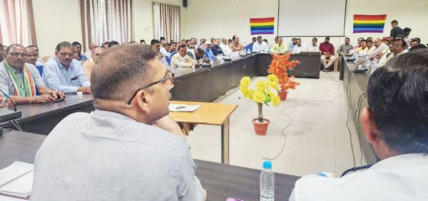 किसानों के साथ बैठक कर गन्ने की खेती के महत्व बताए