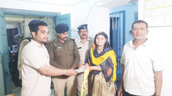 महिला के गुम हुए 50 हजार को पुलिस ने किया वापस