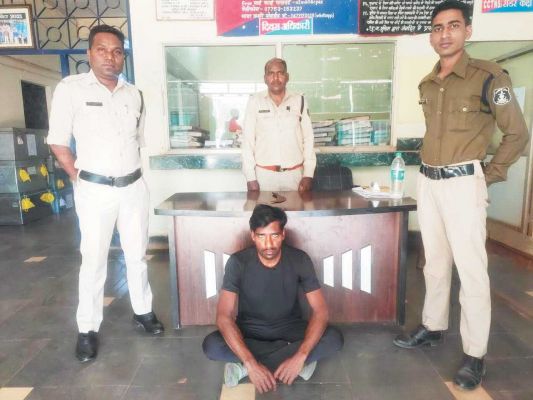 पत्नी के हाथ के पंजे को काटा, गिरफ्तार