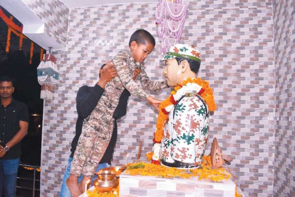 नारायणपुर पुलिस ने शहीद कनेर सिंह उसेण्डी की वीरता को किया नमन