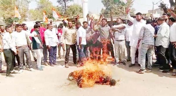 कांग्रेसियों ने फूंका भाजपा नेता का पुतला
