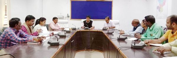 कलेक्टर ने जिले के चिन्हांकित दुर्घटना वाले स्थानों पर गति अवरोधक बनाने दिए निर्देश