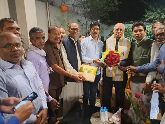 महाराष्ट्र के राज्यपाल से भाजपा कार्यकर्ता ने की मुलाकात