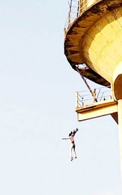 विवाहिता पानी टंकी से कूदी, गंभीर