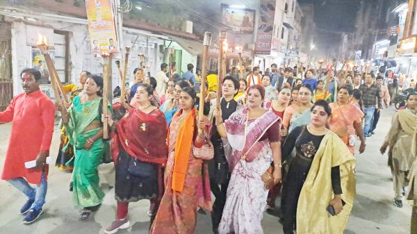 भाजपाइयों ने निकाली मशाल रैली