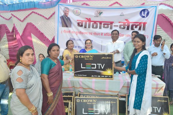 एबीस ग्रुप ने नांदगांव जपं के आंबा केंद्रों के लिए दान किए दर्जनभर स्मार्ट टीवी