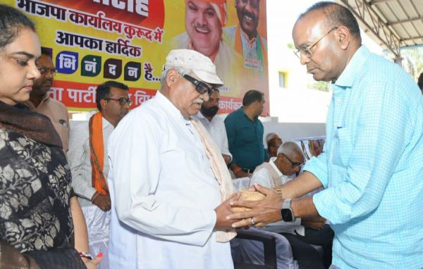 कुरुद विधायक ने किया बुजुर्ग कार्यकर्ताओं का सम्मान