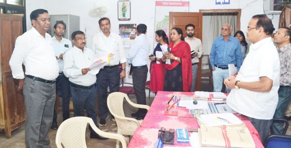 तीन गैरहाजिर कर्मियों का वेतन काटने निर्देश