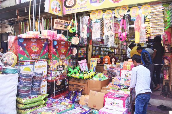 होली की धूम: रंग, गुलाल, पिचकारी से सजने लगा बाजार