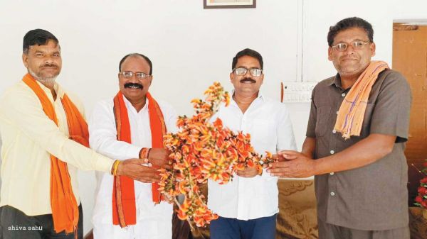 किसान नेता के नेतृत्व में सांसद को कराया लो वोल्टेज की समस्या से अवगत