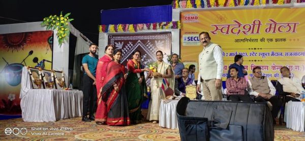 स्वदेशी मेला में प्रतिभागी दे रहे शानदार प्रस्तुति