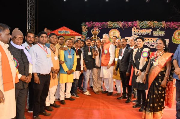 कलाकारों की प्रस्तुतियों से लोक संस्कृति की बिखरी छटा