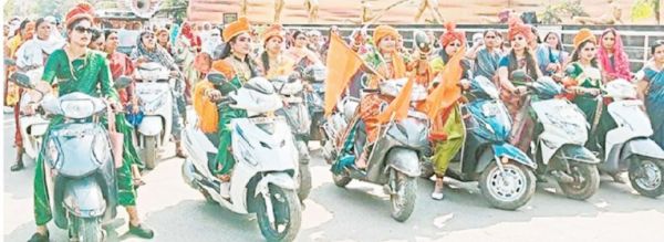 झांसी की रानी बनकर आंबा कार्यकताओं ने निकाली बाइक रैली