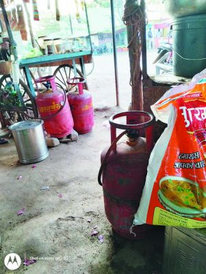 घरेलू गैस सिलेंडरों का बाजार में हो रहा है धड़ल्ले से उपयोग