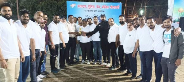 नागरिक ए ने नागरिक बी को व नगर निगम ने जिला पंचायत को हराया