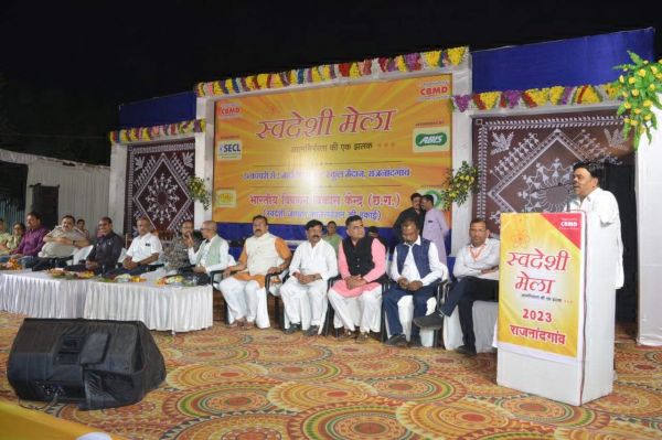 स्वदेशी मेला में उत्साह से पहुंच रहे लोग