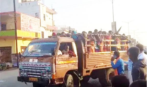 हादसों के बाद भी मालवाहकों में सवारी बिठाए जा रहे... 