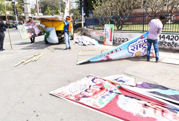 निगम का फ्लैक्स हटाओं अभियान..