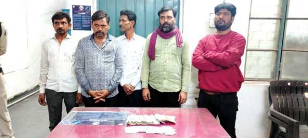 जुआं खेल रहे पांच गिरफ्तार, 44750 नकदी जब्त