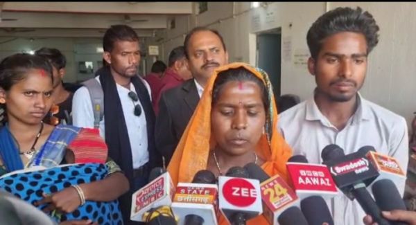 बेटे की प्रेम प्रसंग की वजह से गांववालों ने परिवार को किया बेघर