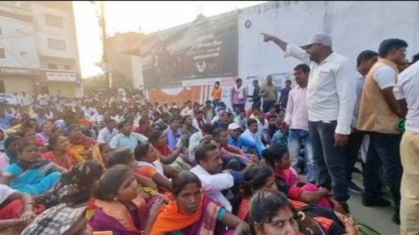 अंशकालीन स्कूल सफाई कर्मियों ने घेरा स्वास्थ्य मंत्री का बंगला 