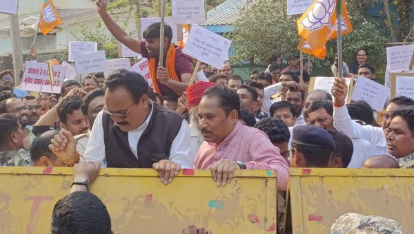 विधानसभा उपाध्यक्ष संतराम के निवास को घेरने पहुँचे भाजपाईयों को पुलिस ने रोका