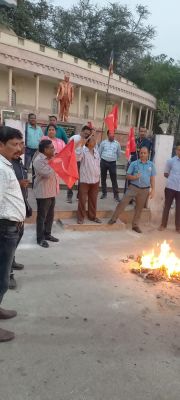 माकपा कार्यकर्ताओं ने मोदी अडानी का पुतला फूंका