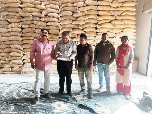 भारतीय खाद्य निगम के अफसरों का औचक निरीक्षण