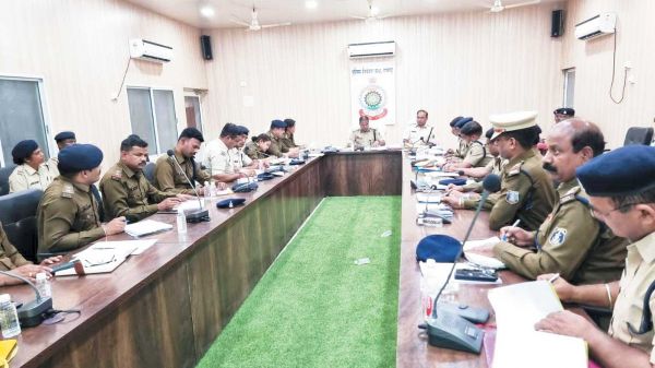 पांच से अधिक अपराधों में संलग्न हिस्ट्री शिटरों को करें जिला बदर-कलेक्टर 