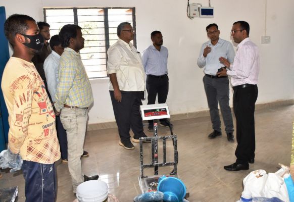 गौठान में बन रहा है गोबर पेंट, स्थानीय बाजारों में होगा उपलब्ध