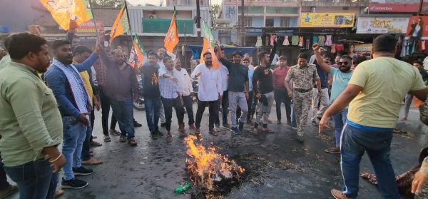 युवा मोर्चा ने किया पुतला दहन