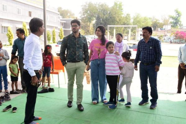 कलेक्टर ने सपरिवार आत्मानन्द स्कूल में तारामंडल के थ्रीडी शो का लिया आनन्द