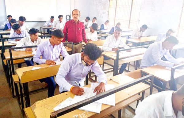 12वीं हिन्दी विषय की परीक्षा में 216 विद्यार्थी रहे अनुपस्थित
