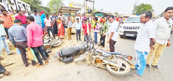 अनियंत्रित बोलेरो ने सडक़ किनारे खड़ी बाइकों को मारी ठोकर