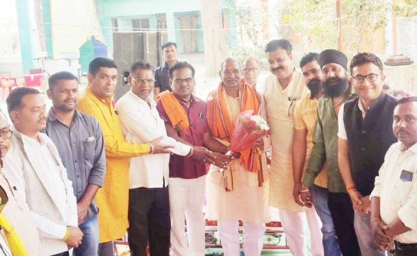 भाजपा कार्यकर्ताओं ने पूर्व सांसद को जन्मदिवस पर दी बधाई