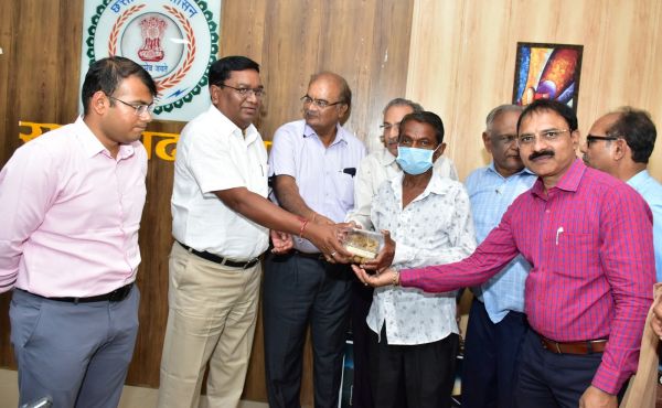 उत्कृष्ट सहयोग के लिए गुप्ता व उदयाचल संस्था सम्मानित