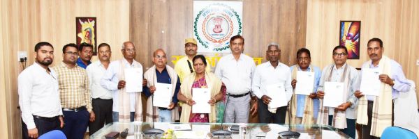 सेवानिवृत्त 8 शासकीय सेवकों का सम्मान