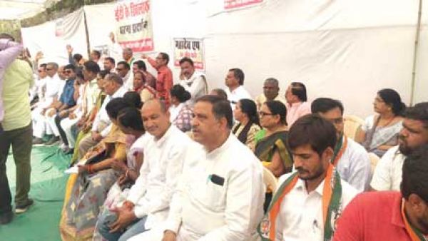 चूल्हा जलाकर कांग्रेसियों ने किया ईडी दफ्तर के सामने प्रदर्शन