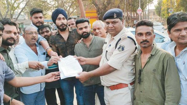 युवा मोर्चा कार्यकर्ताओं ने फूंका सीएम का पुतला